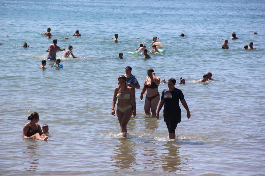 Plajda şemsiye koyacak yer kalmadı! Akdeniz’in pabucu dama atılıyor 9